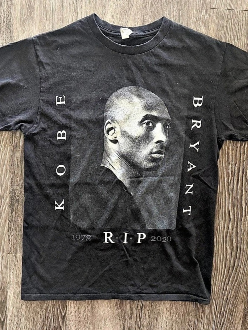 Kobe Bryant RIP Black Mamba graphic tee in Black